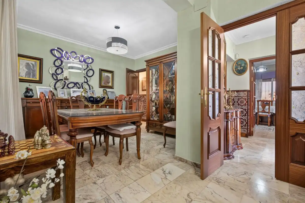 Esszimmer von Einfamilien-Reihenhaus zum Verkauf in Dos Hermanas mit Klimaanlage, Heizung und Terrasse