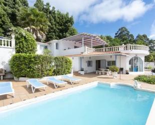 Vista exterior de Casa o xalet de lloguer en Redondela amb Calefacció, Jardí privat i Terrassa