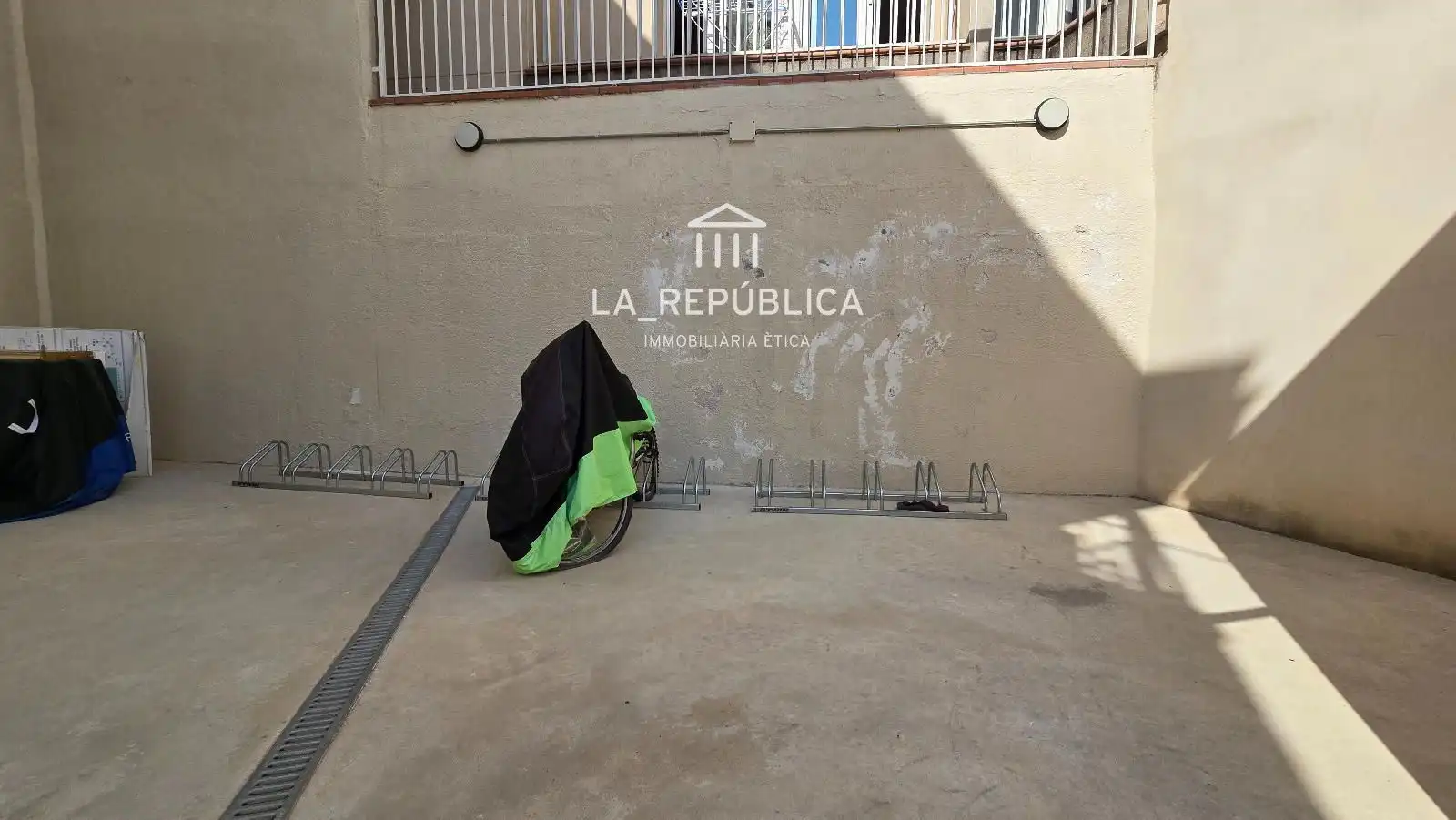Parking de Ático en venta en Mataró con Aire acondicionado, Calefacción y Terraza