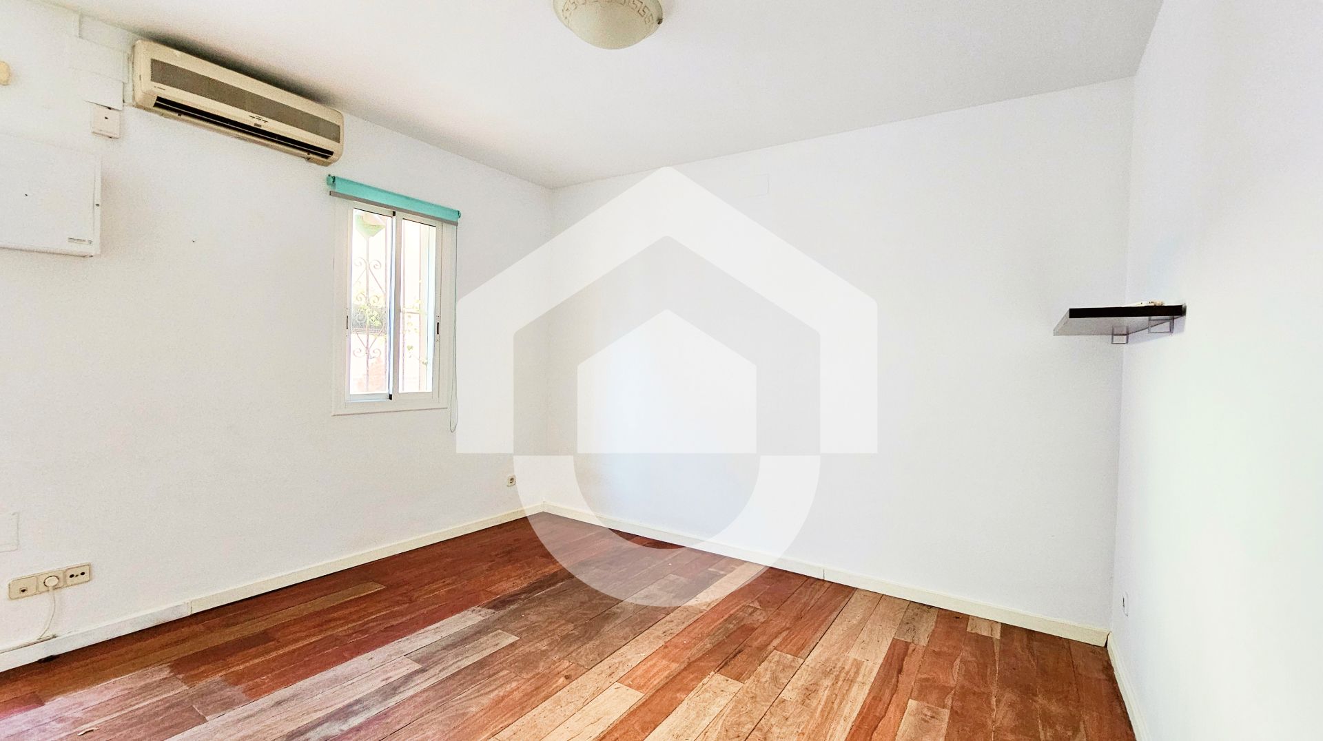 Bedroom of Single-family semi-detached for sale in  Barcelona Capital  with Balcony