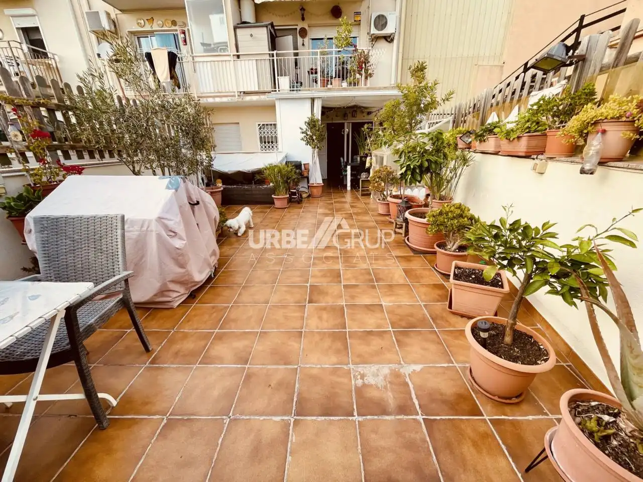 Außenansicht von Wohnung zum Verkauf in Terrassa mit Klimaanlage, Heizung und Privatgarten