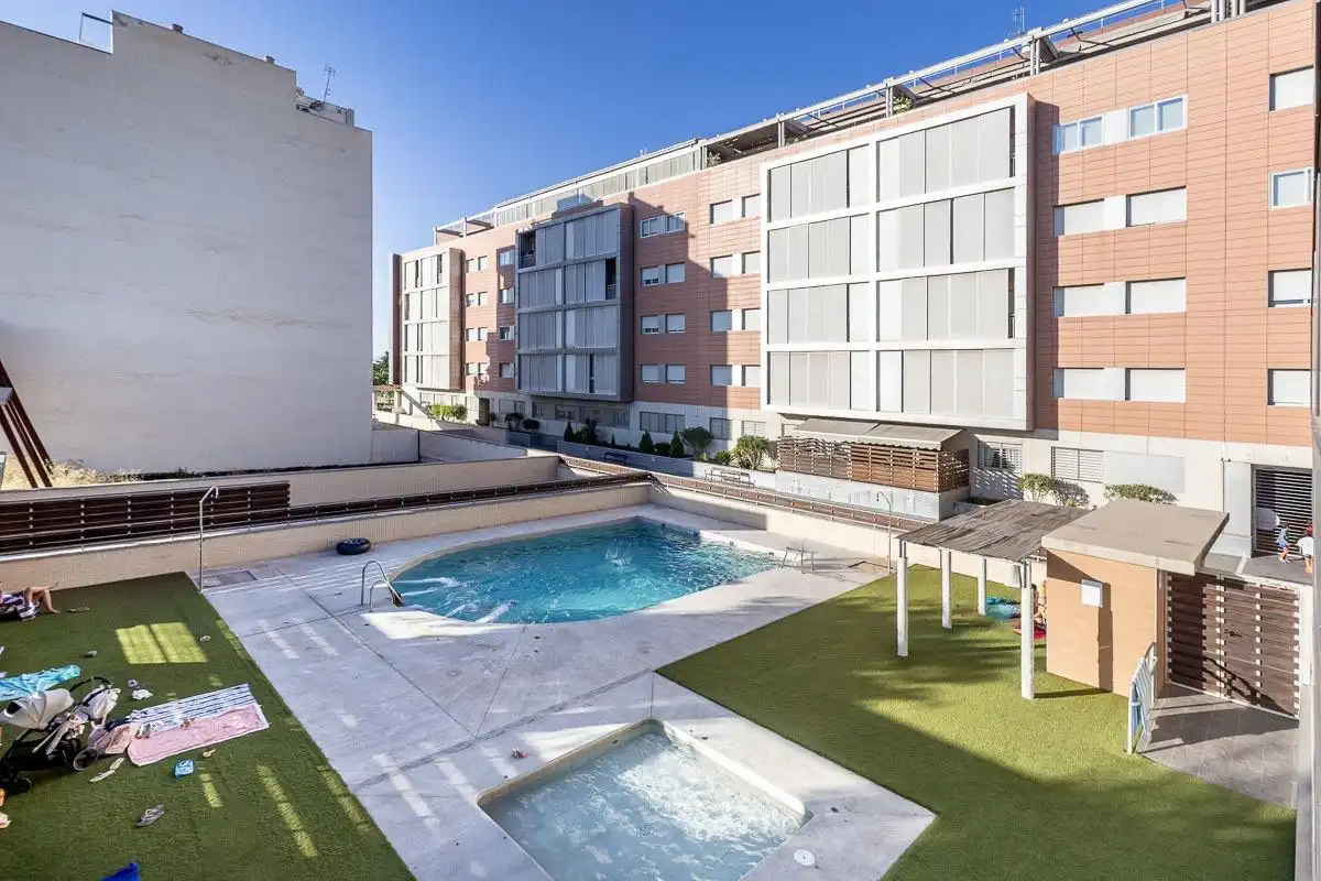 Piscina de Pis de lloguer en Armilla amb Aire condicionat, Calefacció i Jardí privat