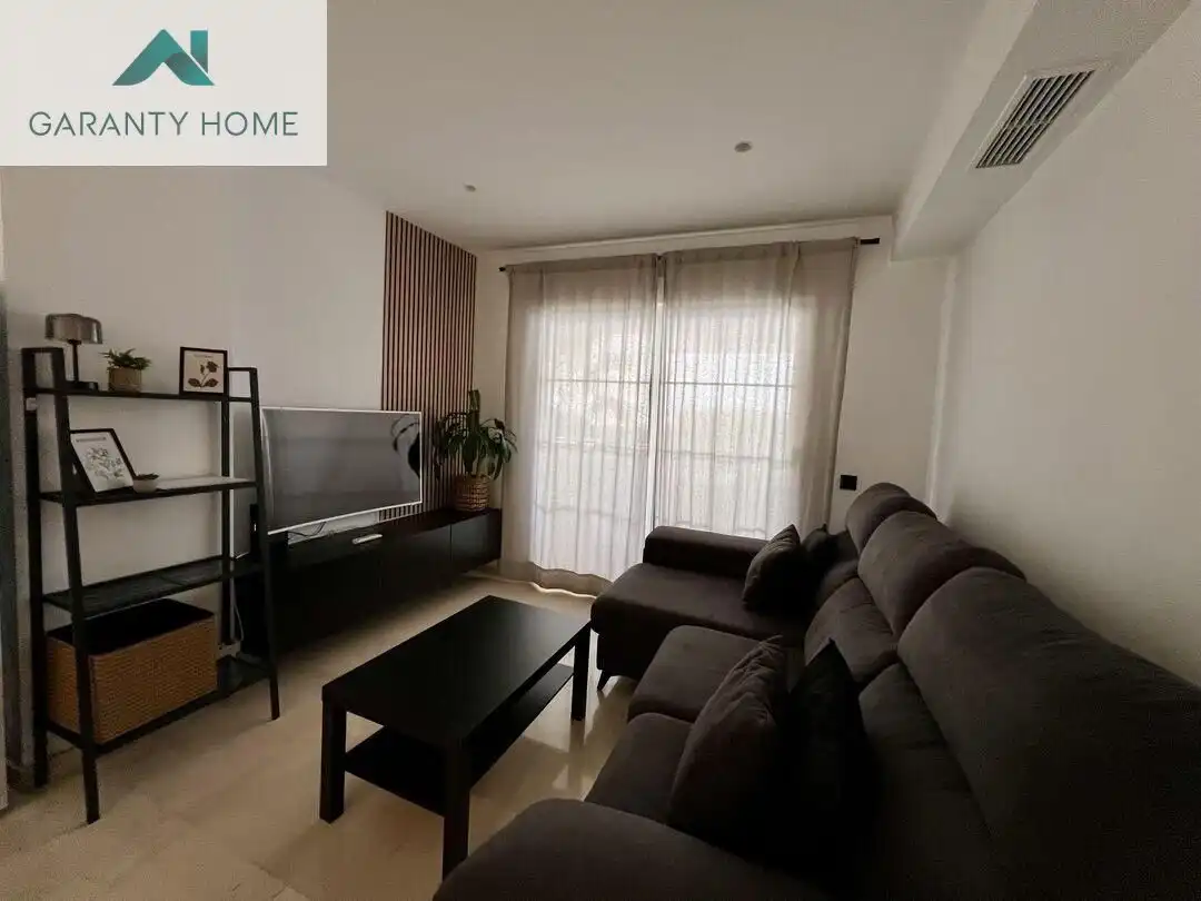 Wohnzimmer von Wohnung zur Miete in Benalmádena mit Klimaanlage, Privatgarten und Terrasse