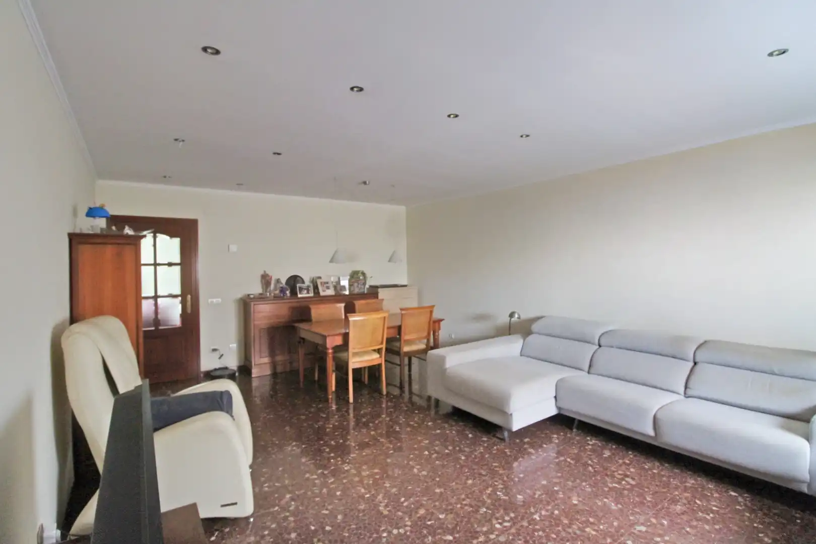 Sala de estar de Piso en venta en L'Hospitalet de Llobregat con Aire acondicionado, Calefacción y Amueblado
