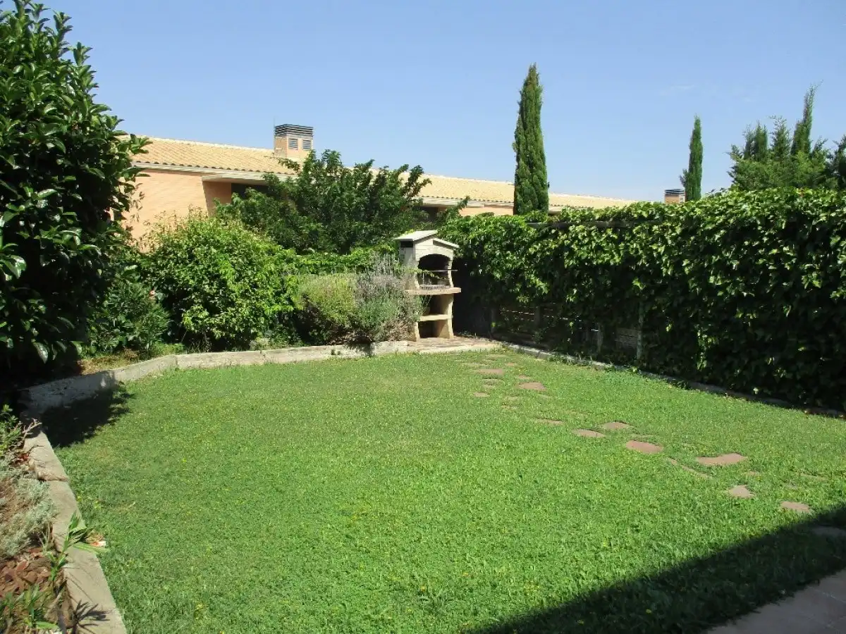 Jardín de Casa adosada en venta en Cuarte de Huerva con Aire acondicionado, Calefacción y Jardín privado