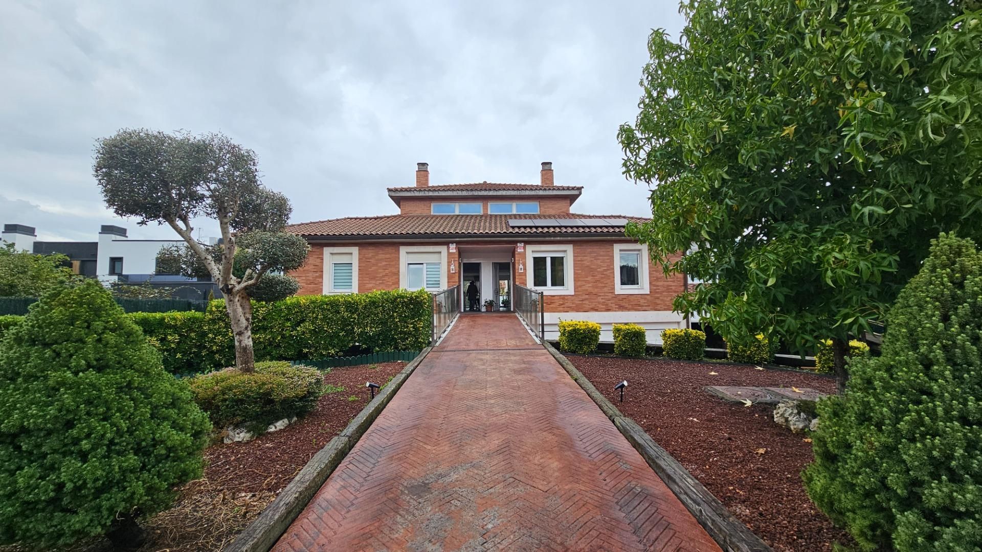 Exterior view of Single-family semi-detached for sale in Basauri   with Private garden, Terrace and Storage room