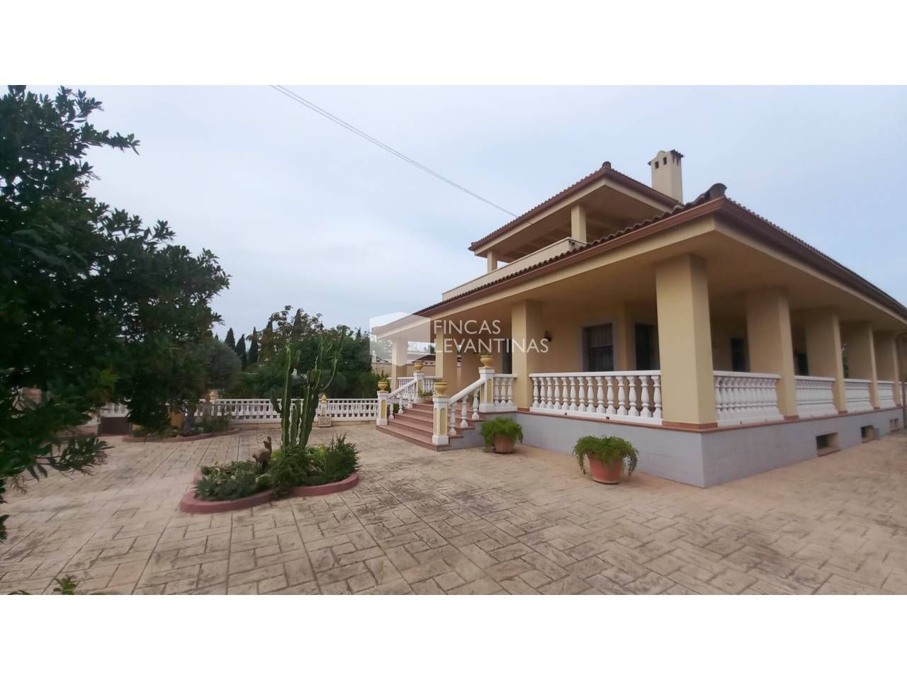 Vista exterior de Casa o xalet en venda en San Vicente del Raspeig / Sant Vicent del Raspeig amb Aire condicionat, Jardí privat i Terrassa