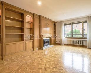 Sala d'estar de Apartament en venda en  Madrid Capital amb Calefacció, Parquet i Terrassa