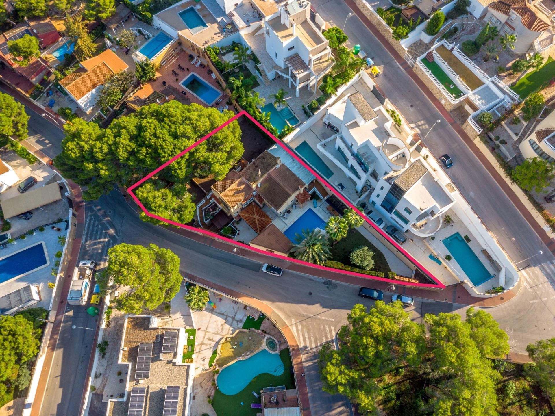 Vista exterior de Casa o xalet en venda en Torrevieja amb Calefacció, Jardí privat i Piscina