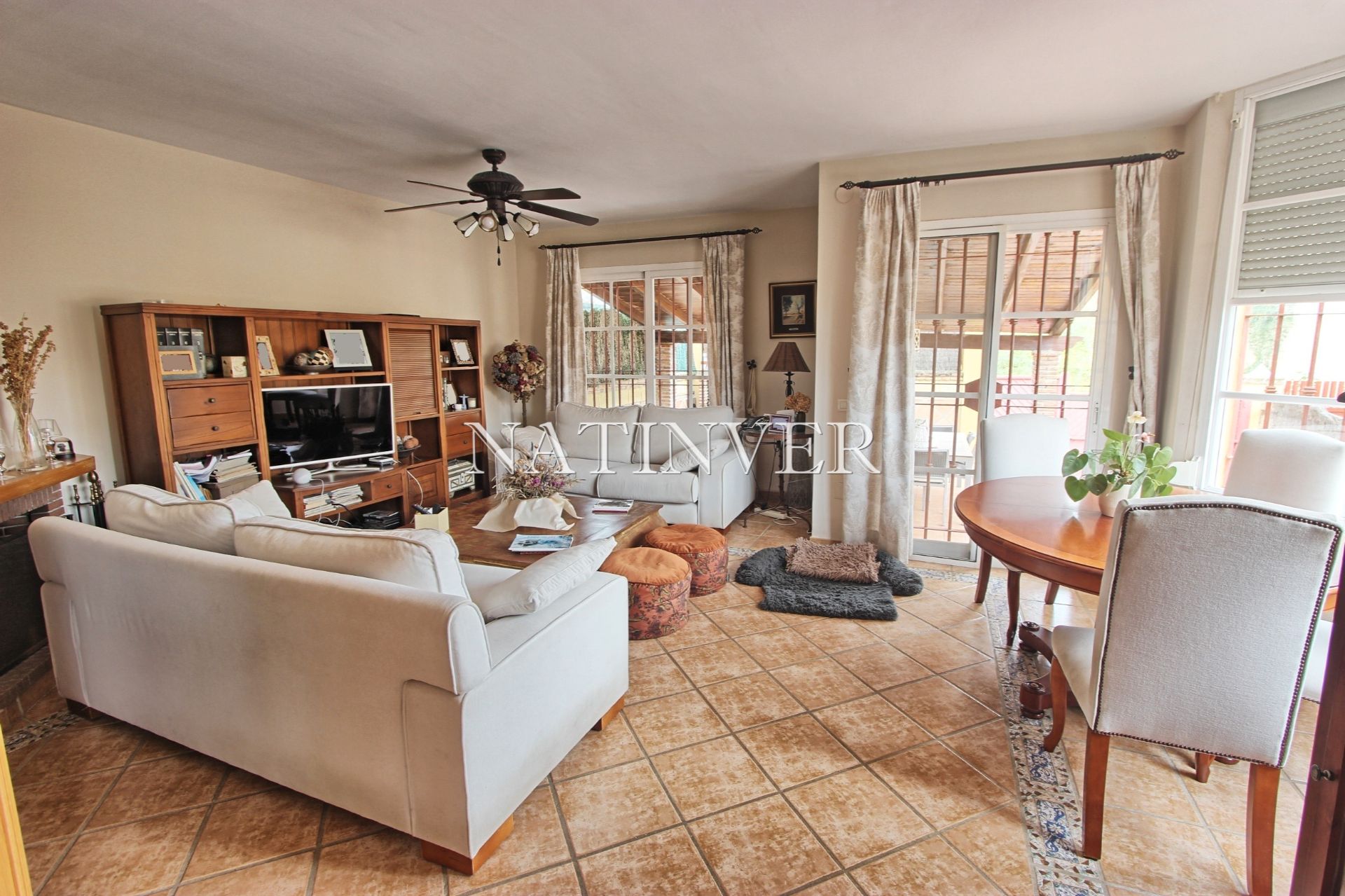 Sala d'estar de Casa adosada en venda en Rincón de la Victoria amb Jardí privat, Terrassa i Traster