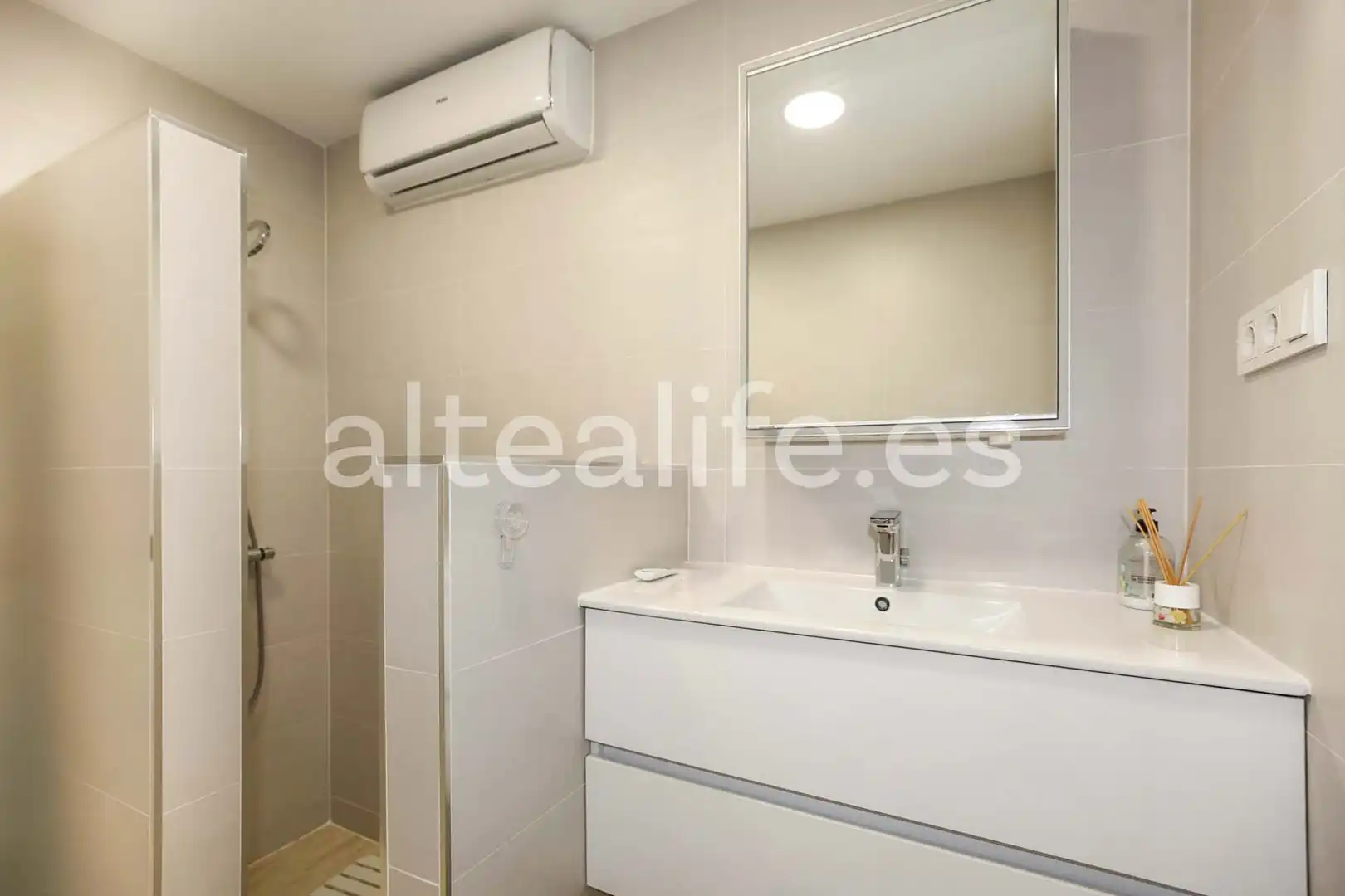 Bany de Casa o xalet en venda en La Nucia amb Aire condicionat, Jardí privat i Terrassa