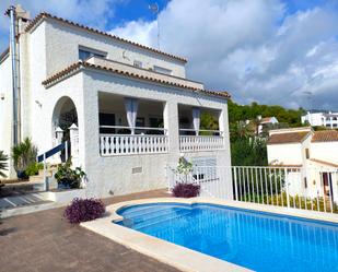 Vista exterior de Casa o xalet en venda en Alcalà de Xivert amb Terrassa, Piscina i Balcó