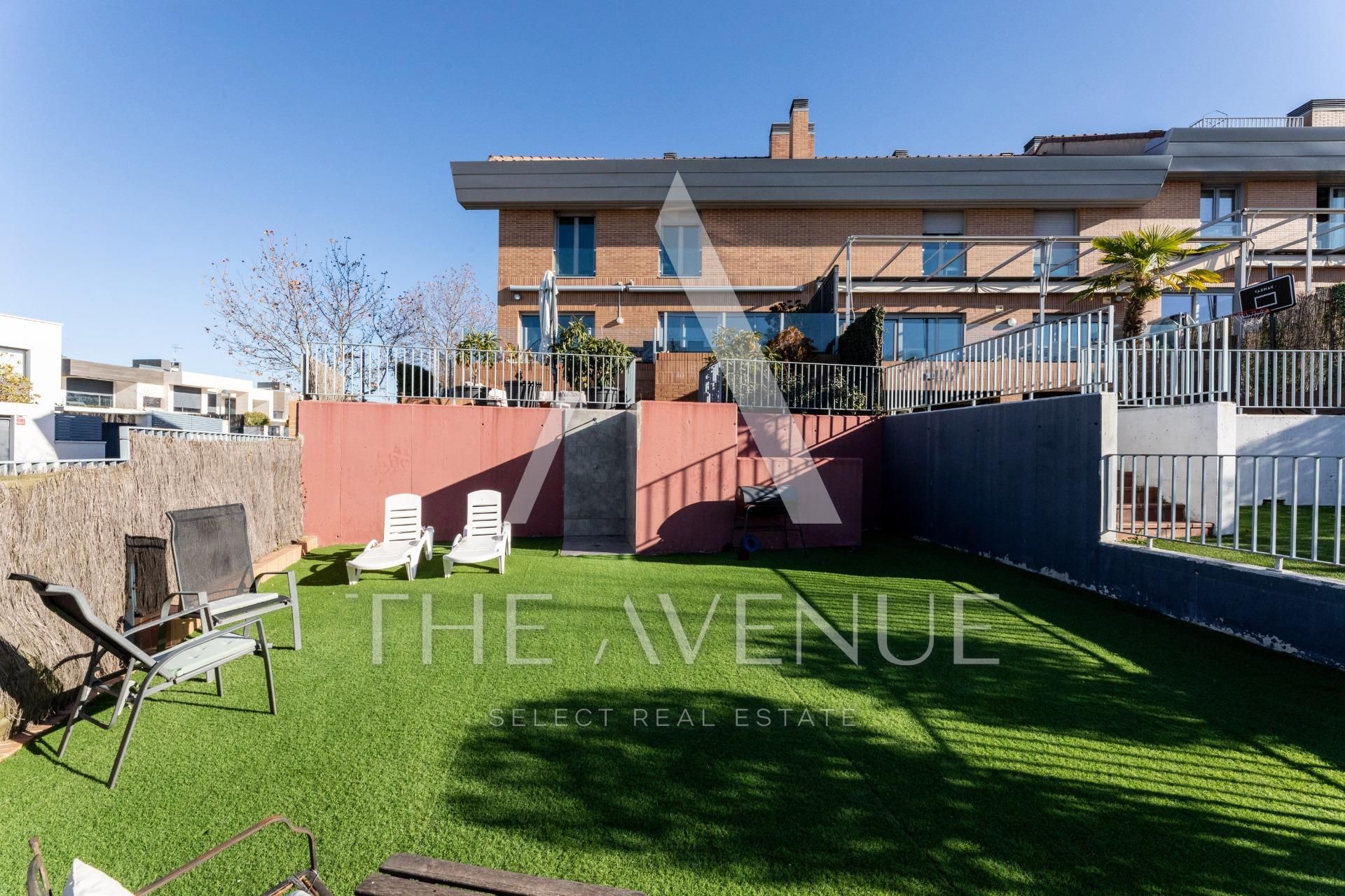 Terrassa de Casa adosada en venda en Boadilla del Monte amb Aire condicionat, Calefacció i Jardí privat
