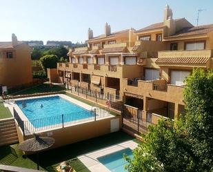 Vista exterior de Àtic en venda en Casares amb Jardí privat, Terrassa i Piscina comunitària