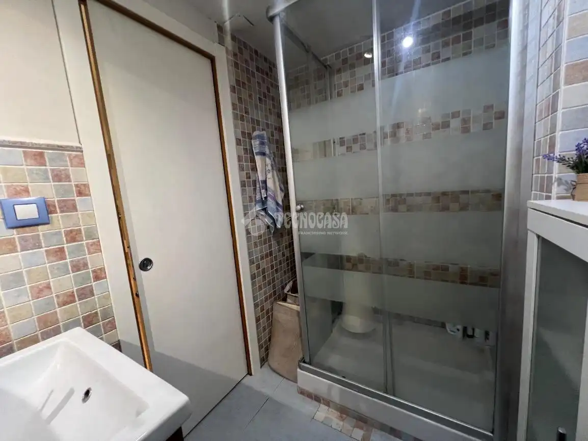 Bathroom of Flat for sale in Zaragoza  with Heating, Terrace and Furnished