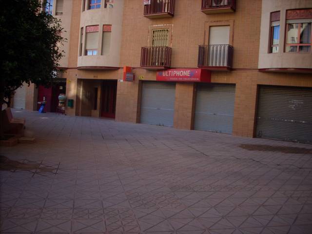Local comercial en Alquiler en Calle martin luther king en Altozano - Conde Lumiares