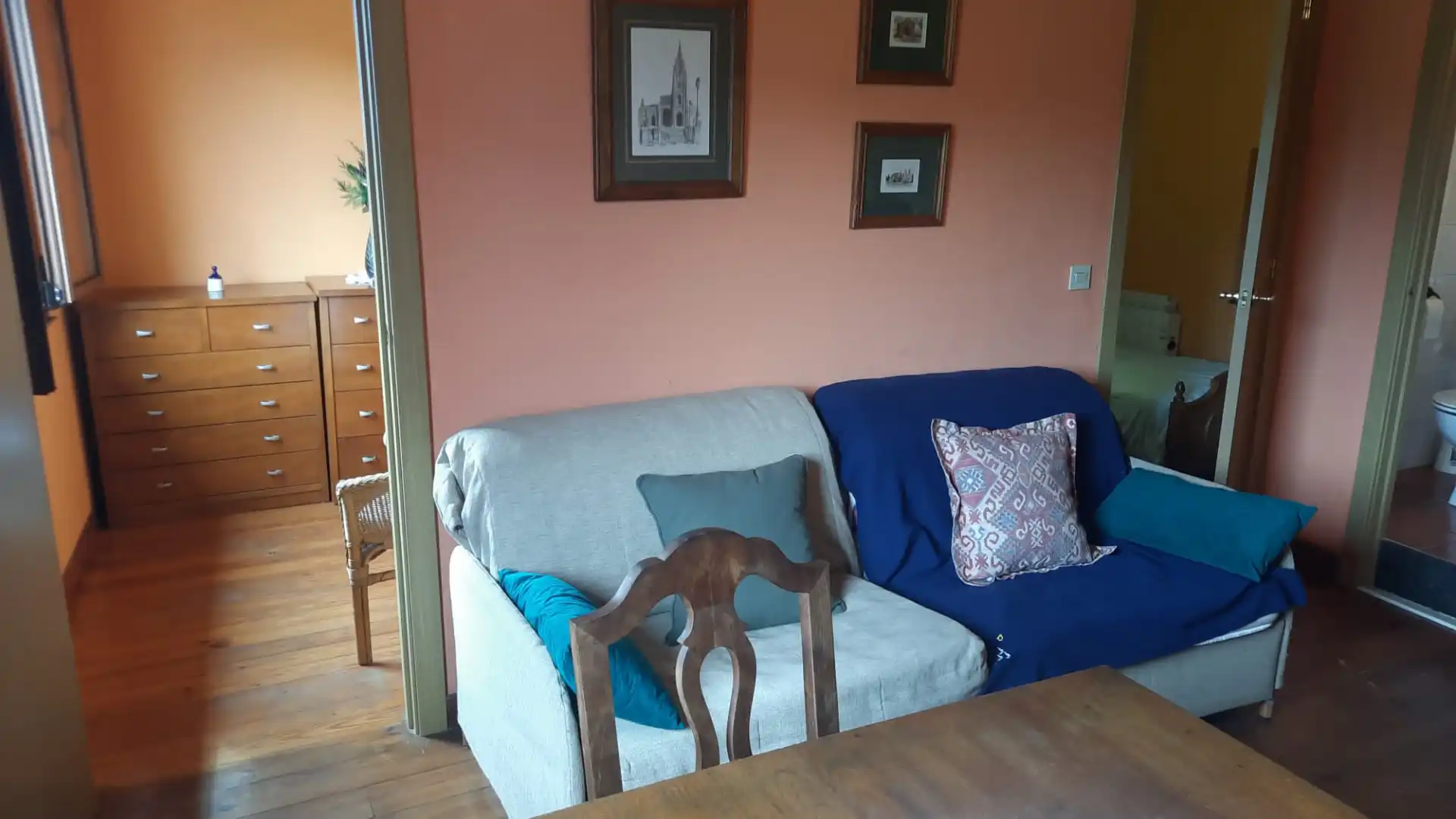 Sala d'estar de Casa o xalet en venda en Las Regueras   amb Calefacció, Terrassa i Forn