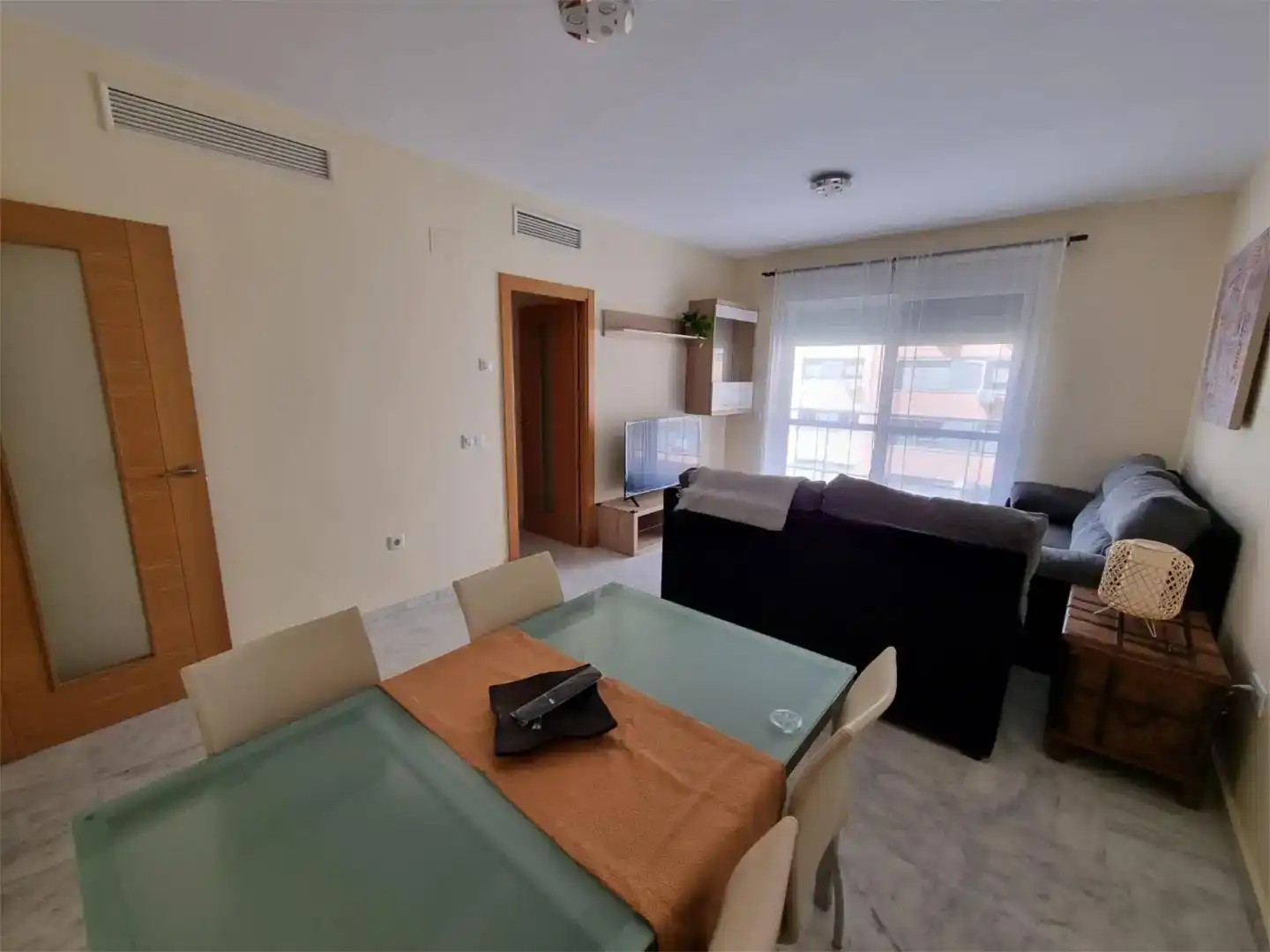 Sala d'estar de Pis de lloguer en Puerto Real amb Piscina i Balcó