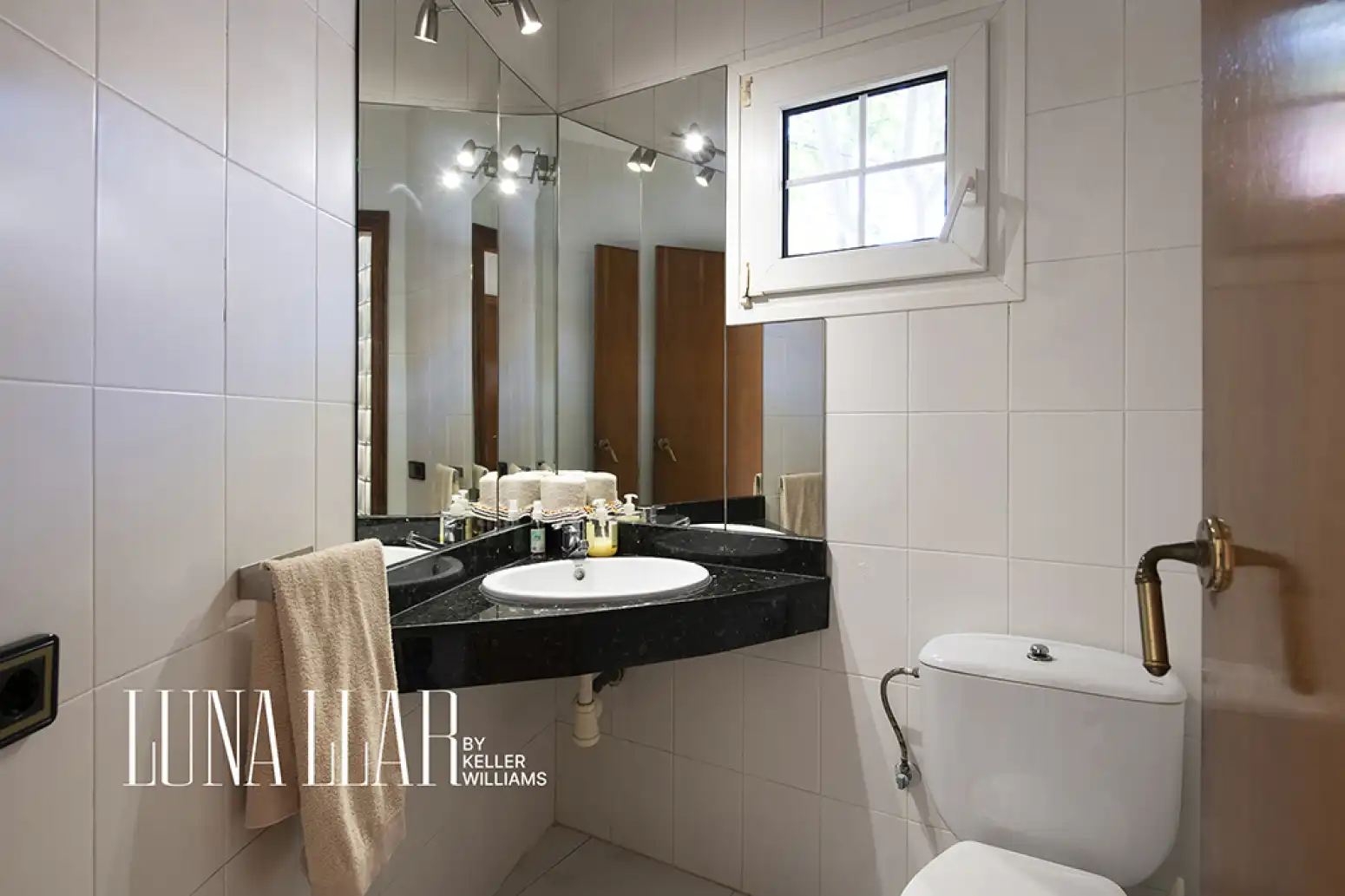 Bathroom of Houses for sale in Castelldefels  with Air Conditioner, Heating and Private garden