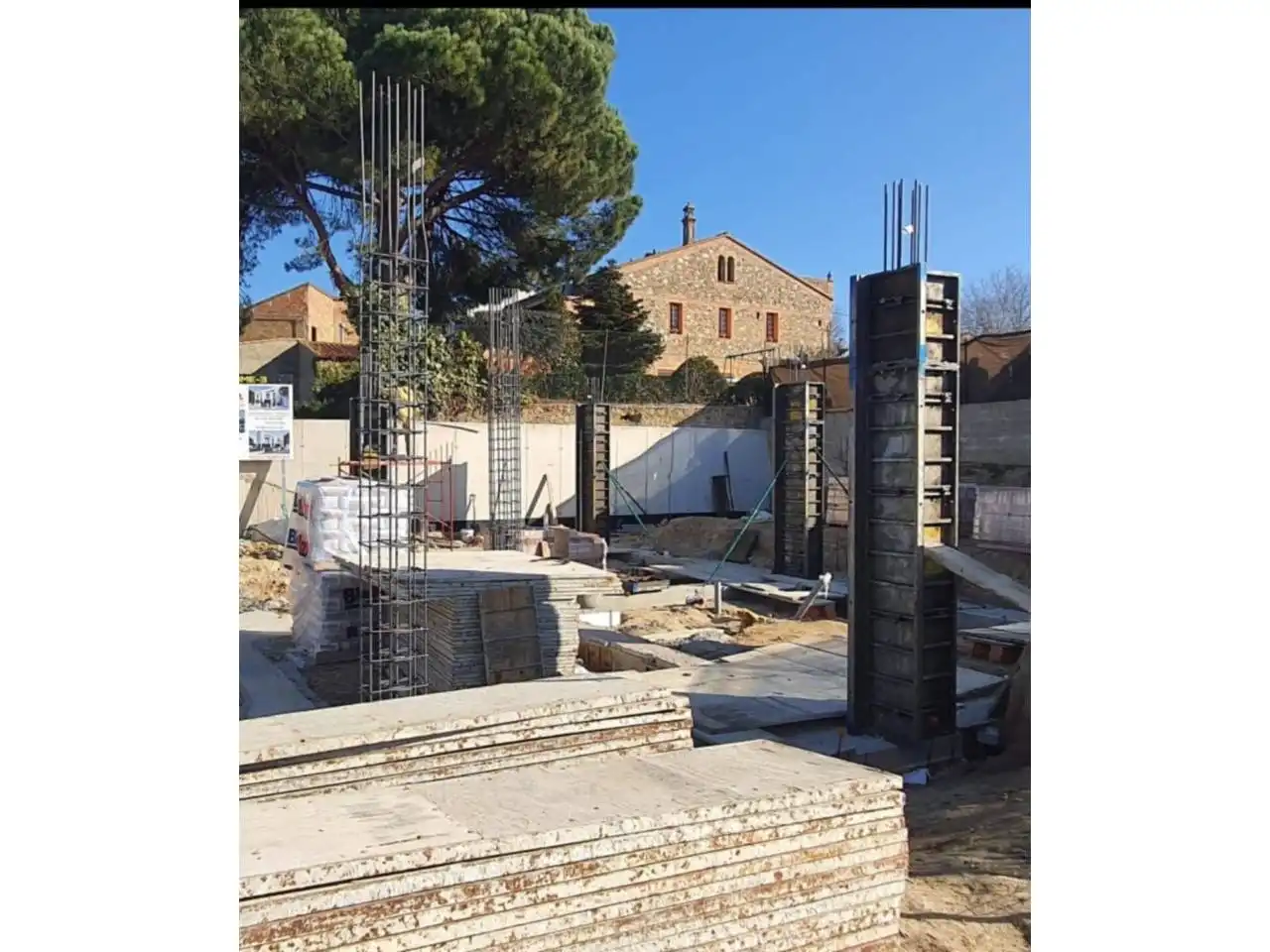 Vista exterior de Casa adosada en venda en La Roca del Vallès amb Aire condicionat, Calefacció i Jardí privat