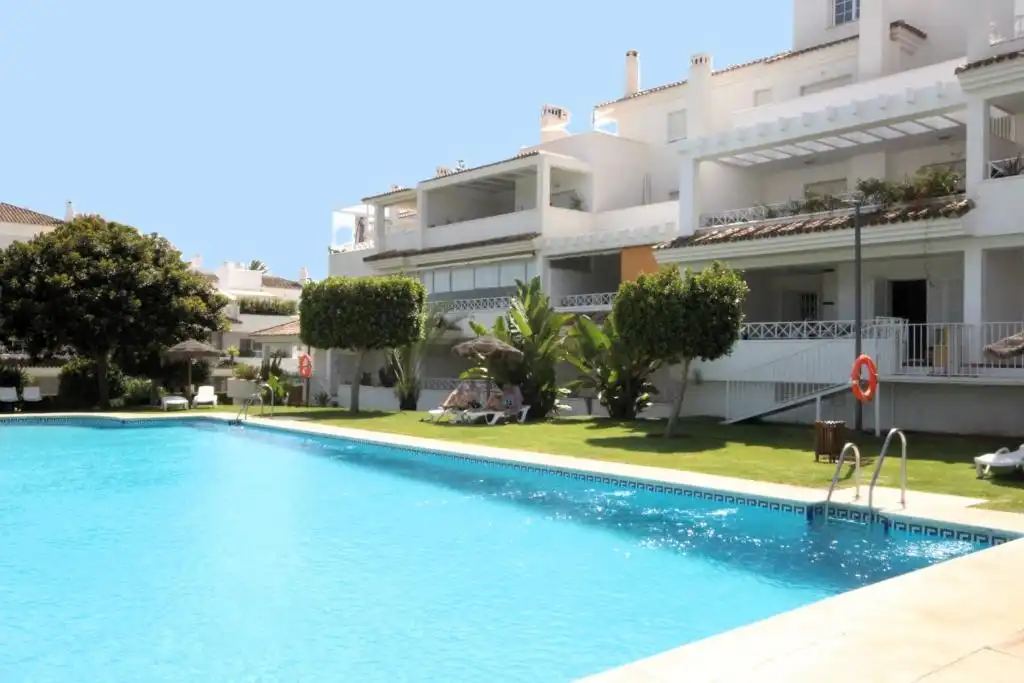 Piscina de Pis en venda en Marbella amb Aire condicionat, Terrassa i Moblat