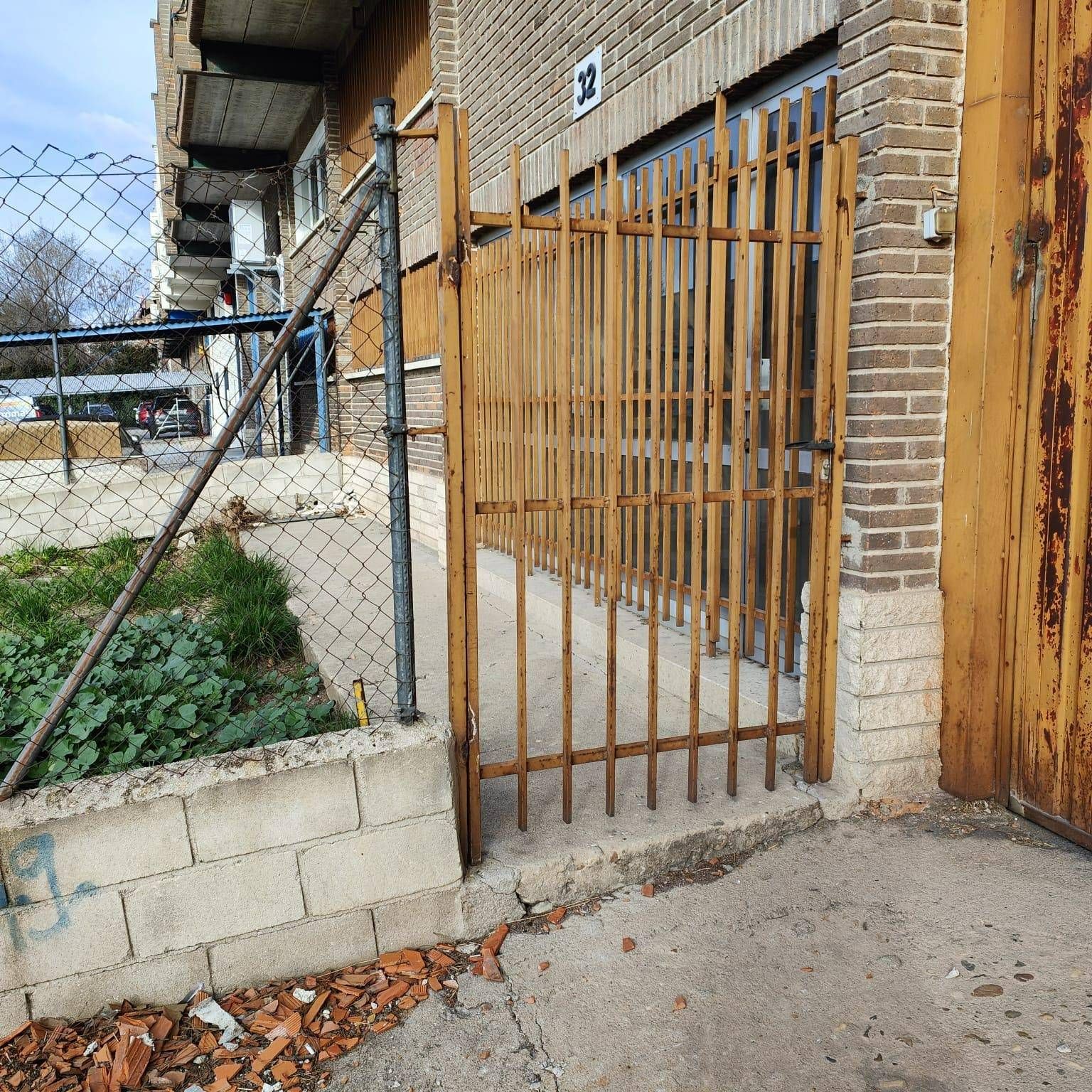 Vista exterior de Nau industrial en venda en Coslada