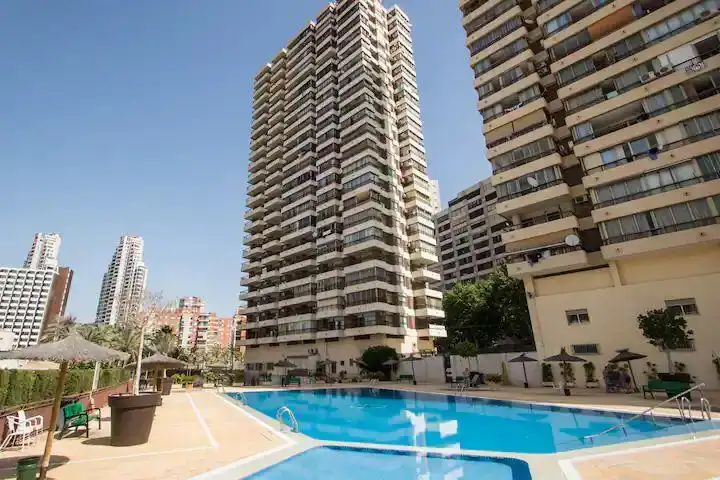 Vista exterior de Estudi en venda en Benidorm amb Aire condicionat, Terrassa i Piscina