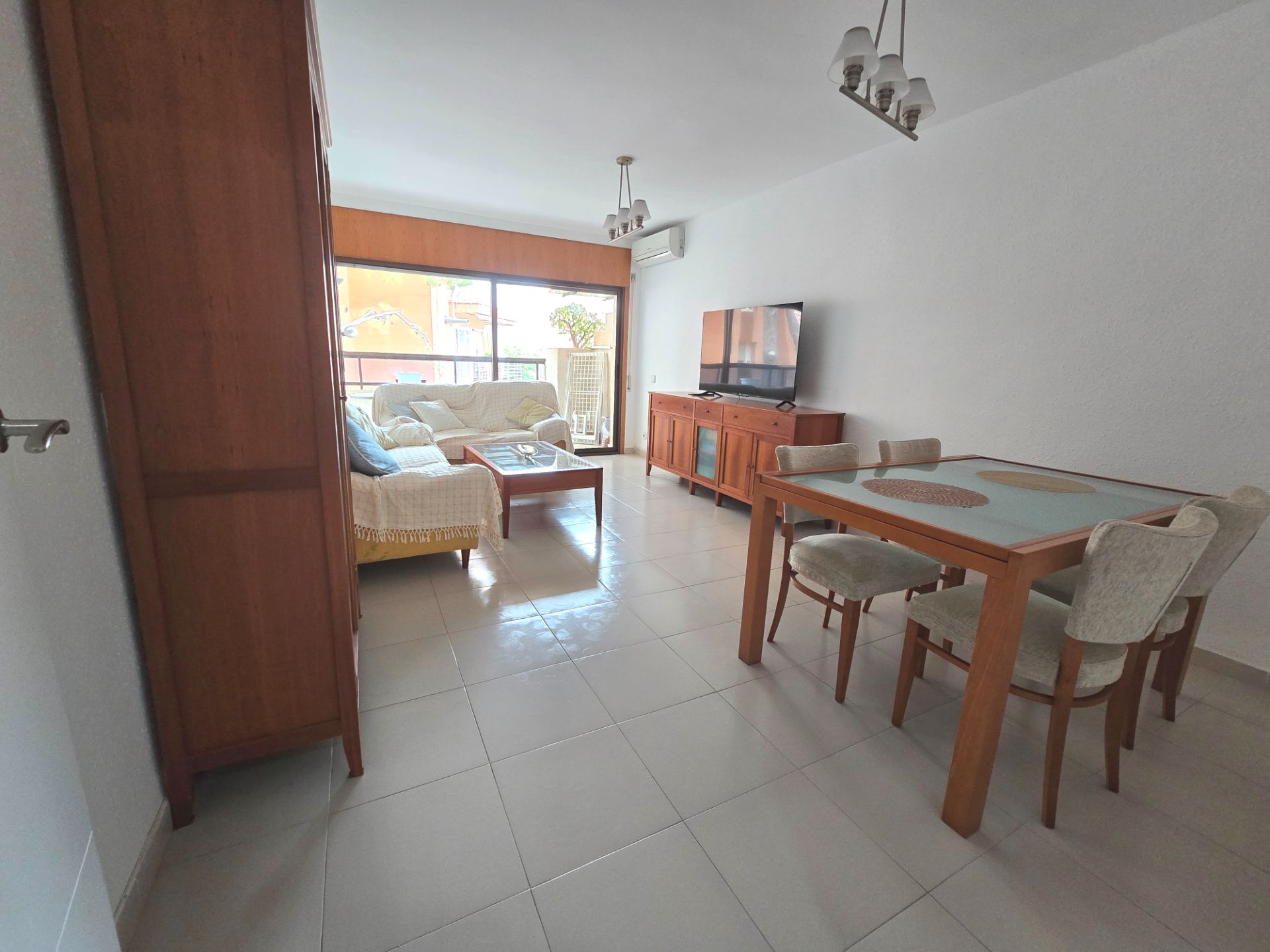 Sala de estar de Apartamento en venta en Vandellòs i l'Hospitalet de l'Infant con Aire acondicionado, Terraza y Amueblado