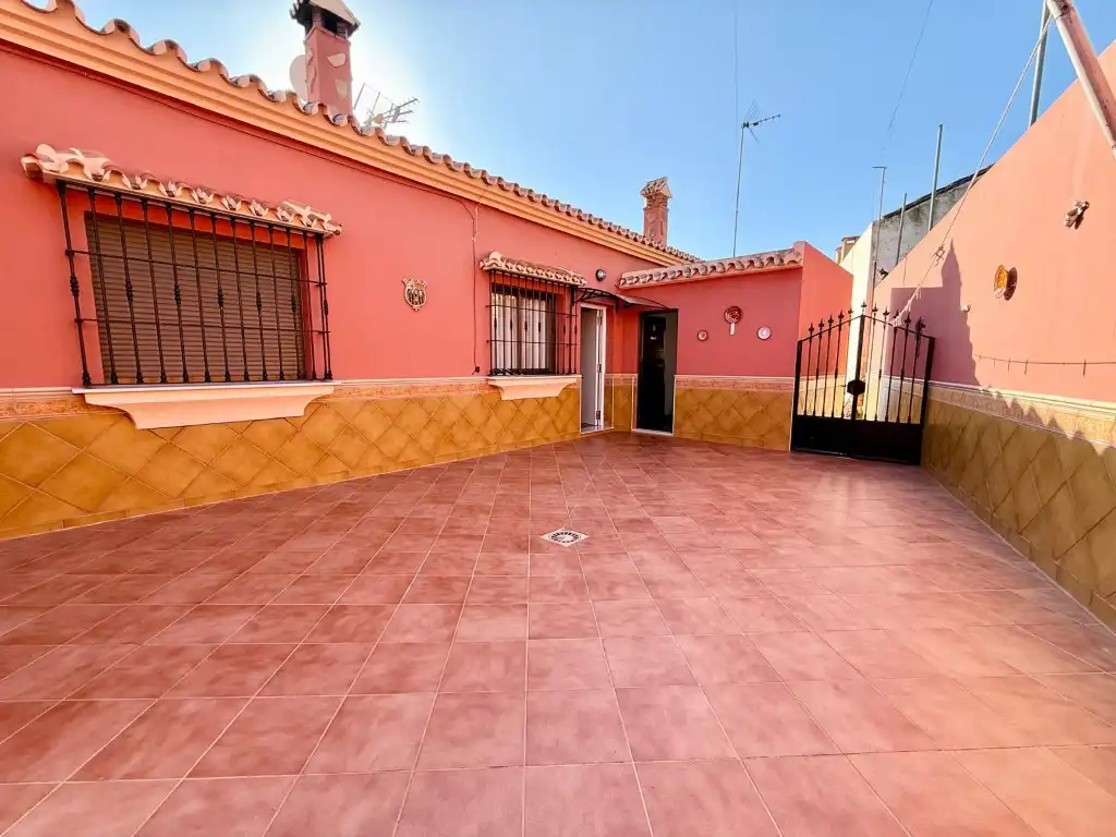 Vista exterior de Casa o xalet en venda en Vélez-Málaga amb Aire condicionat i Terrassa