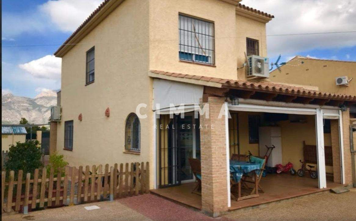 Vista exterior de Casa adosada en venda en La Nucia amb Aire condicionat, Calefacció i Jardí privat