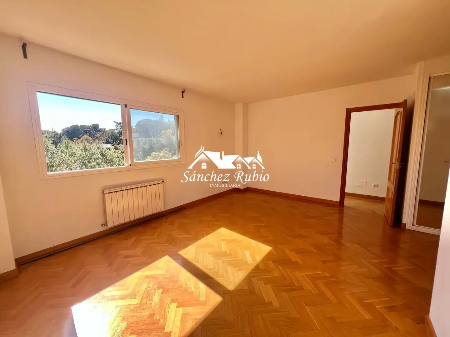 Sala d'estar de Casa adosada en venda en Galapagar amb Calefacció, Jardí privat i Parquet