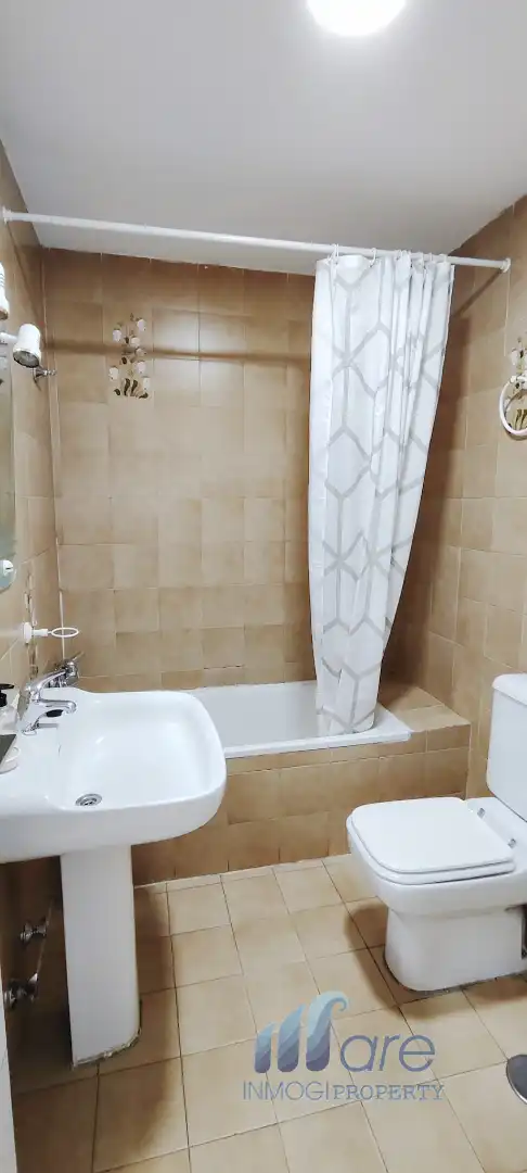 Badezimmer von Wohnung zum Verkauf in Granada mit Klimaanlage, Privatgarten und Terrasse