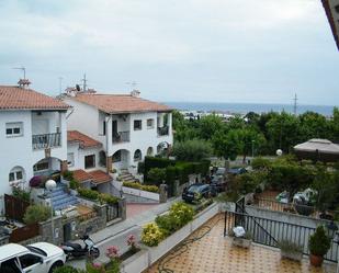 Exterior view of Single-family semi-detached to rent in Premià de Dalt  with Air Conditioner, Heating and Private garden