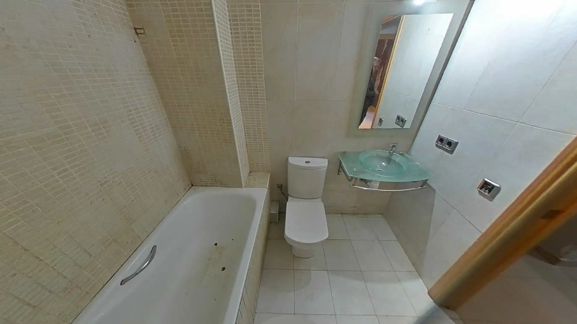 Badezimmer von Wohnung zum Verkauf in Manresa mit Balkon