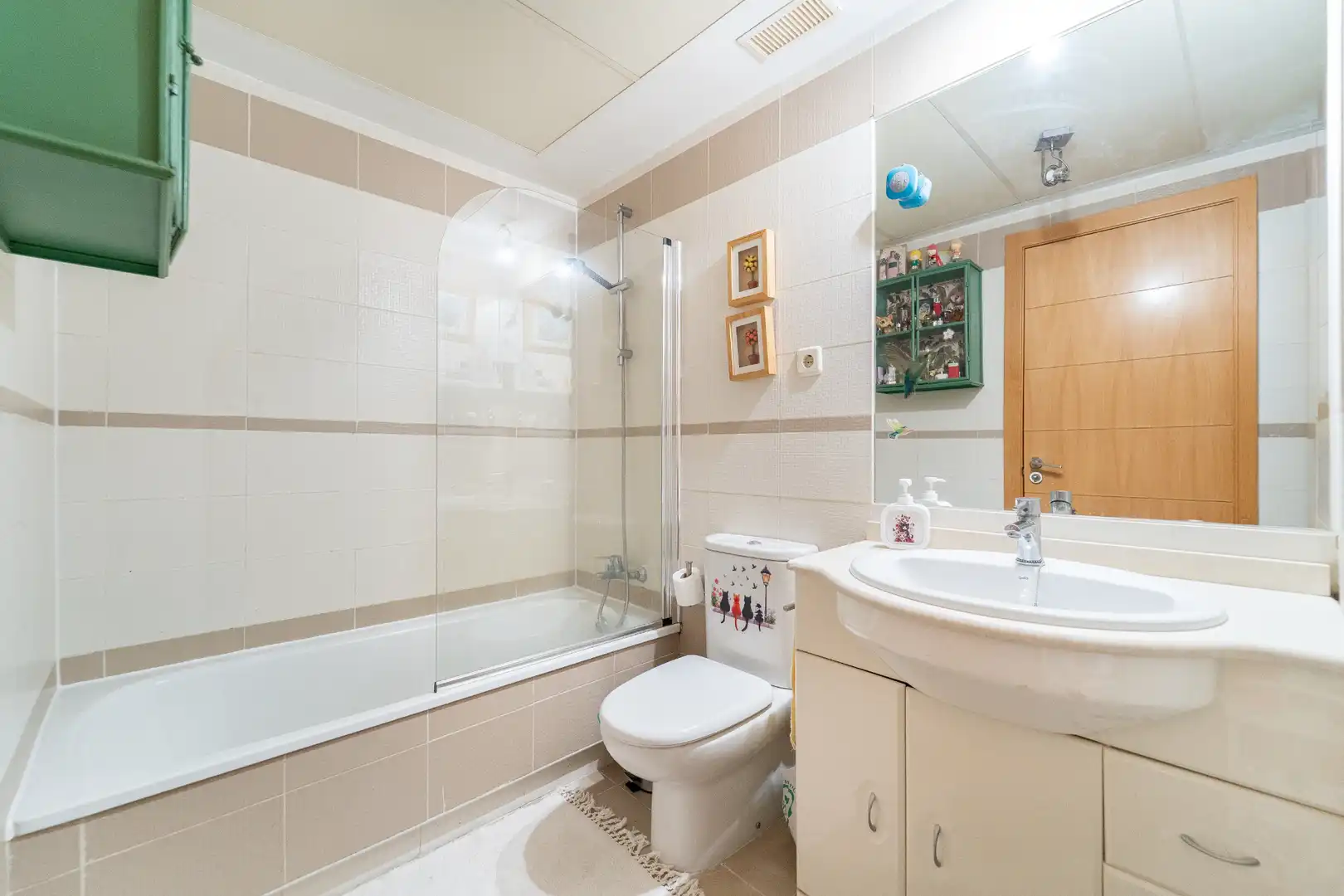 Bathroom of Flat for sale in Madrid  with Air Conditioner, Heating and Storage room
