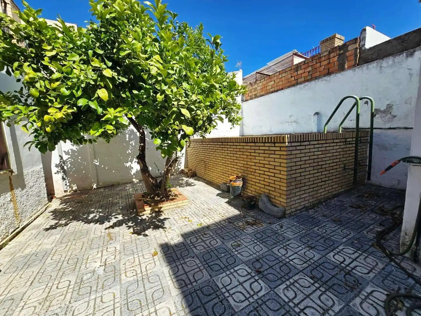 Vista exterior de Casa o chalet en venta en Valencina de la Concepción con Terraza, Trastero y Piscina