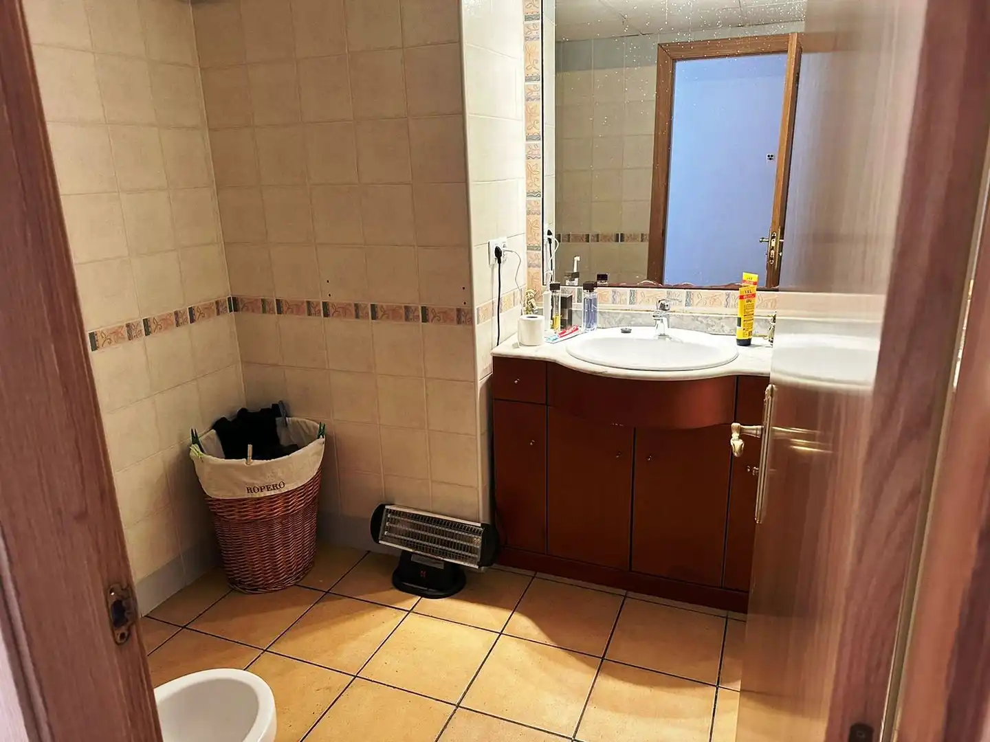 Badezimmer von Wohnung zum Verkauf in Pratdip mit Klimaanlage und Terrasse