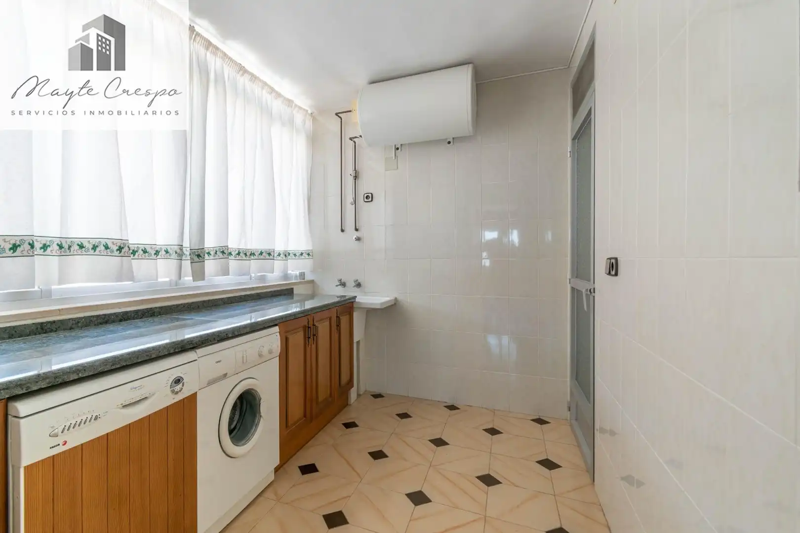 Cocina de Casa adosada en venta en Jun con Terraza, Amueblado y Alarma