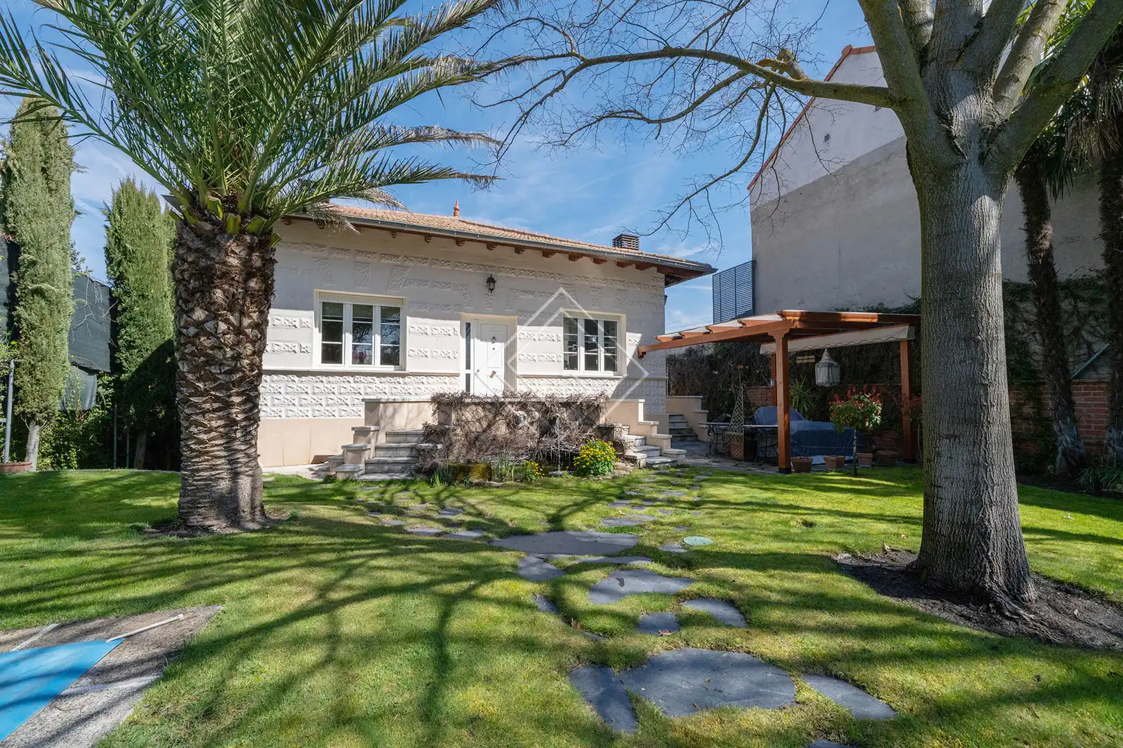 Vista exterior de Casa o xalet en venda en Madrid amb Aire condicionat, Calefacció i Jardí privat