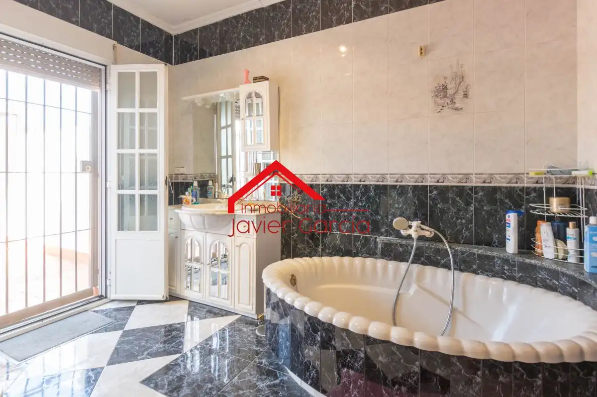 Baño de Dúplex en venta en Villafranca de los Barros con Aire acondicionado, Calefacción y Terraza