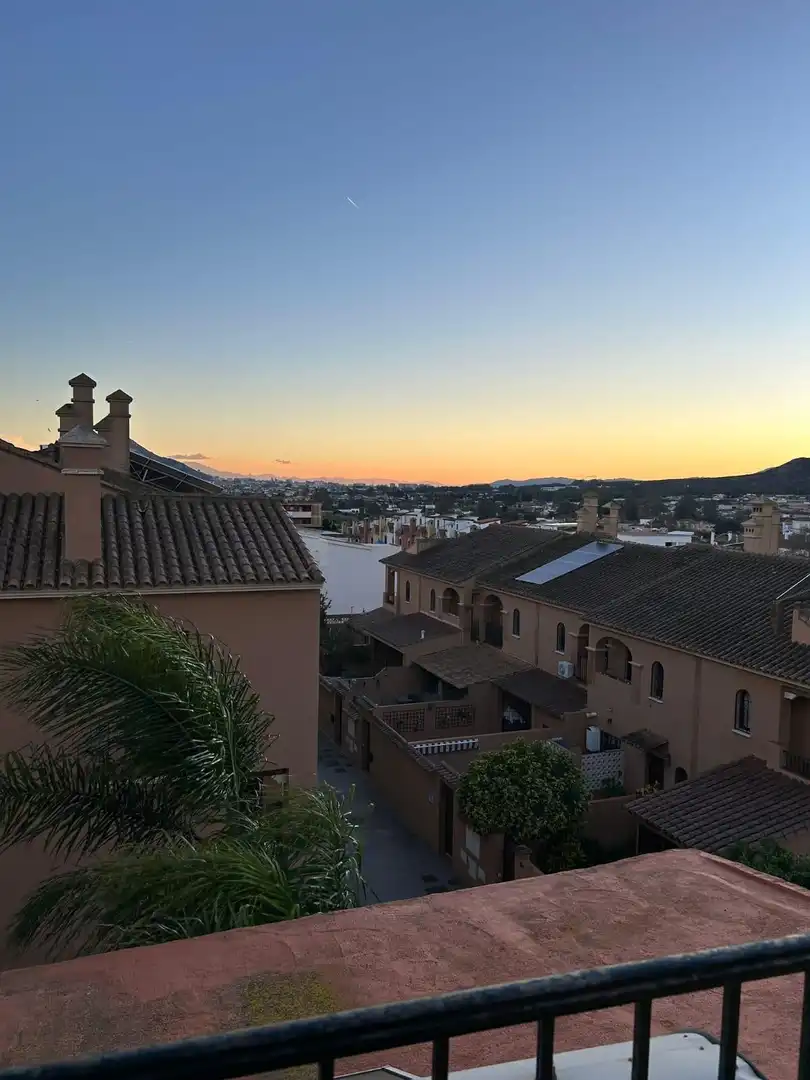 Vista exterior de Casa adosada en venda en La Línea de la Concepción amb Jardí privat, Terrassa i Piscina comunitària