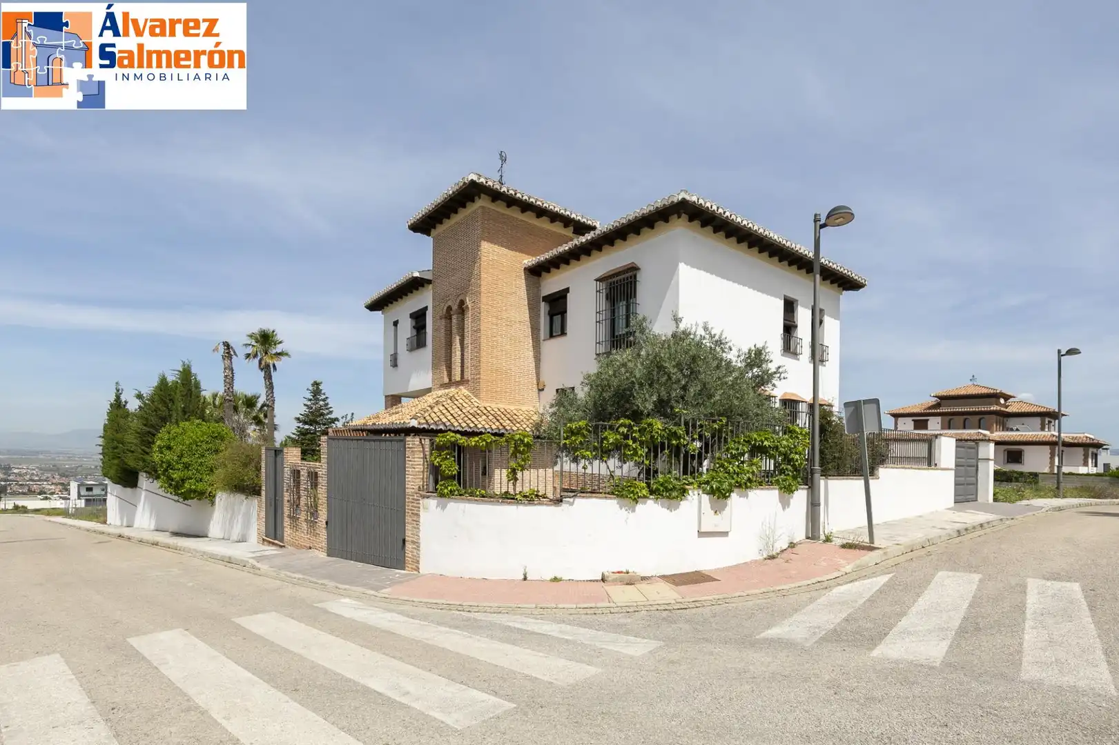 Vista exterior de Casa o xalet en venda en La Zubia amb Aire condicionat, Calefacció i Jardí privat