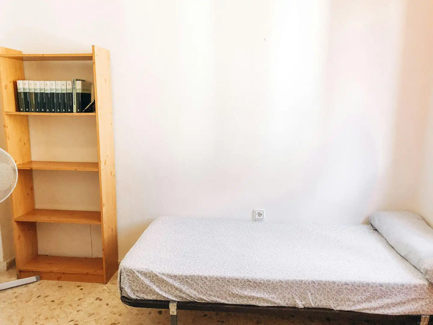 Schlafzimmer von Wohnung zur untervermieten in Sevilla mit Möbliert, Waschmaschine und Fernseher