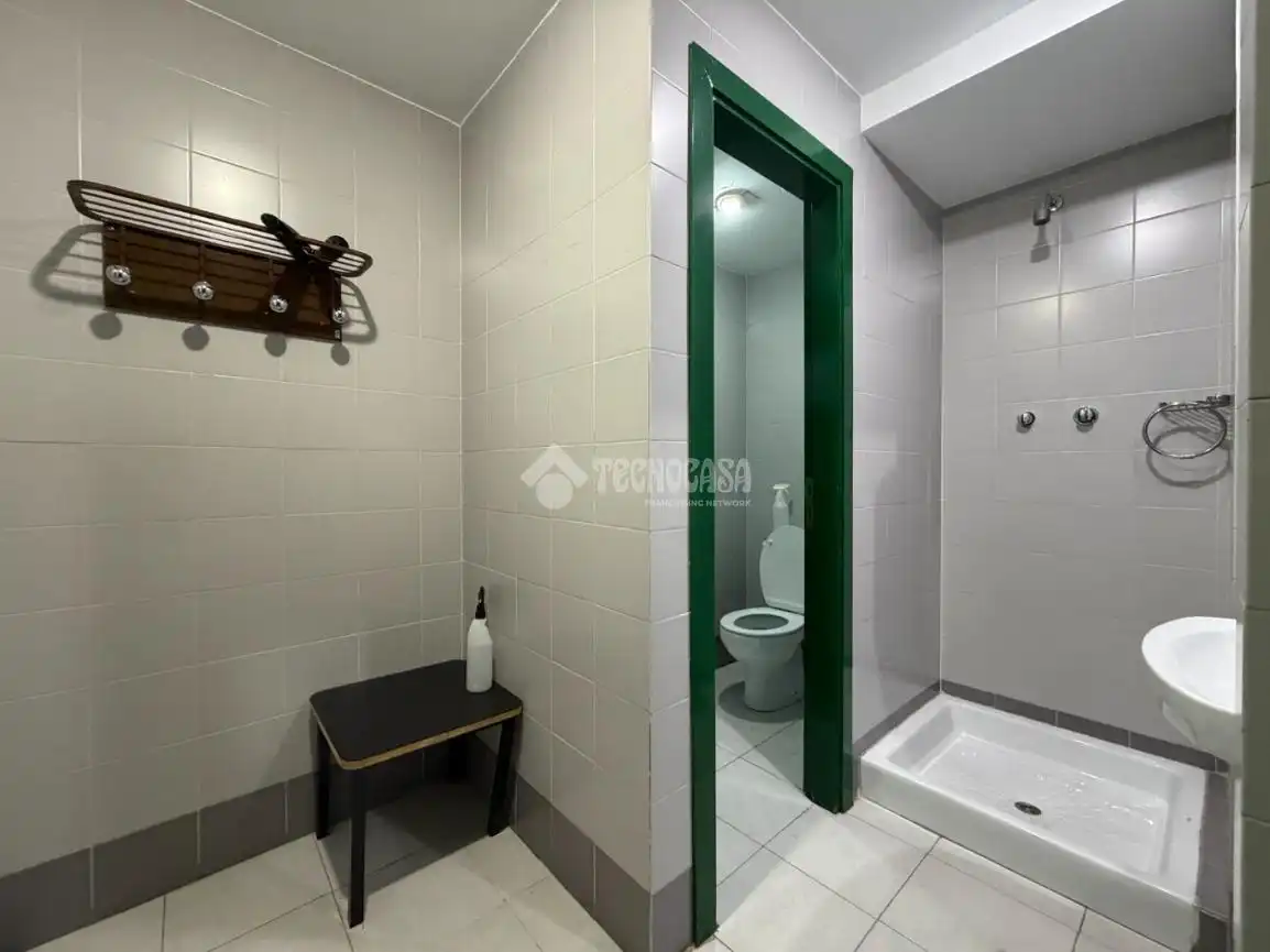 Badezimmer von Gebäude zur Miete in Madrid
