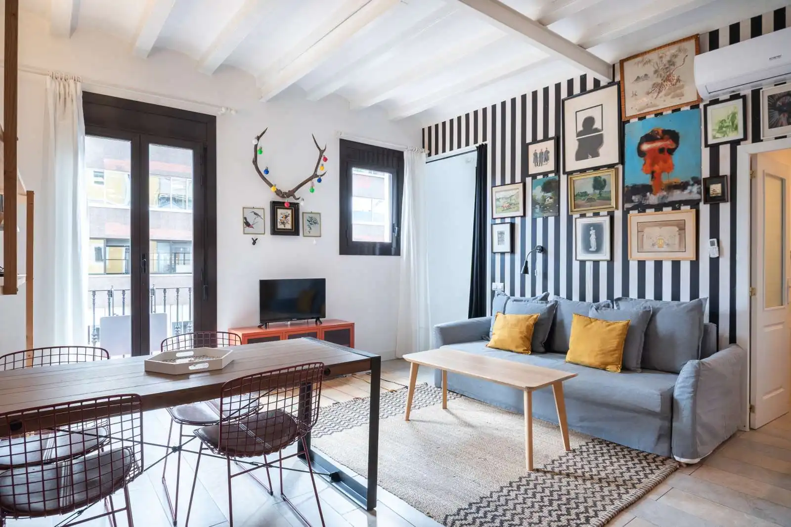 Sala d'estar de Estudi per a compartir en Barcelona amb Aire condicionat, Terrassa i Moblat