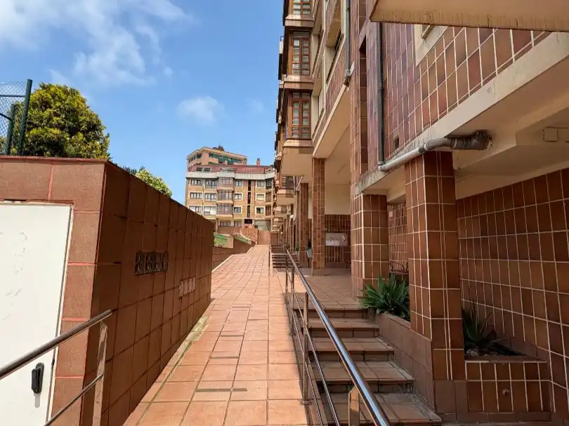 Vista exterior de Piso en venta en Gijón  con Terraza, Piscina y Balcón