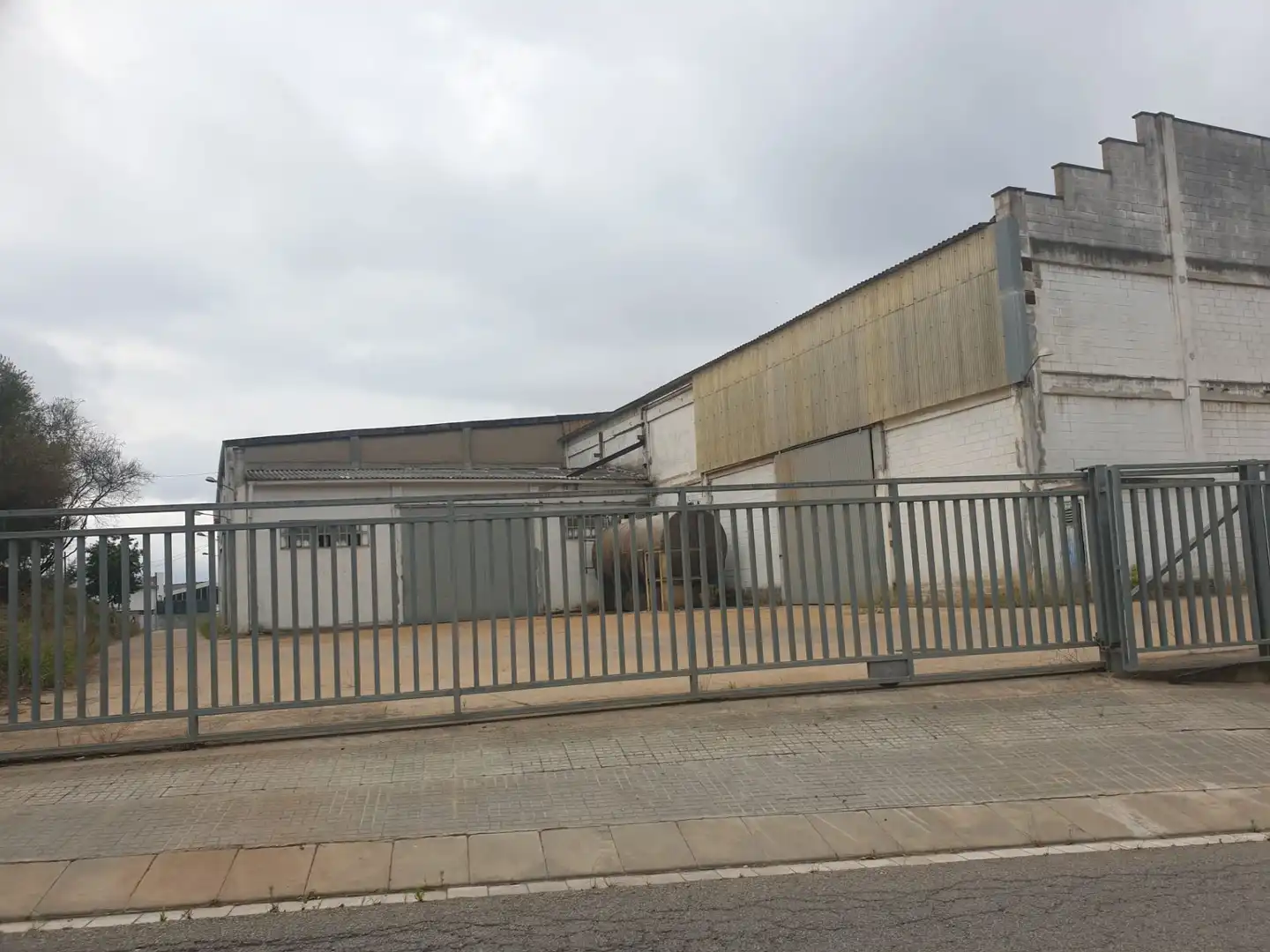 Nau industrial de lloguer a Cami Ral