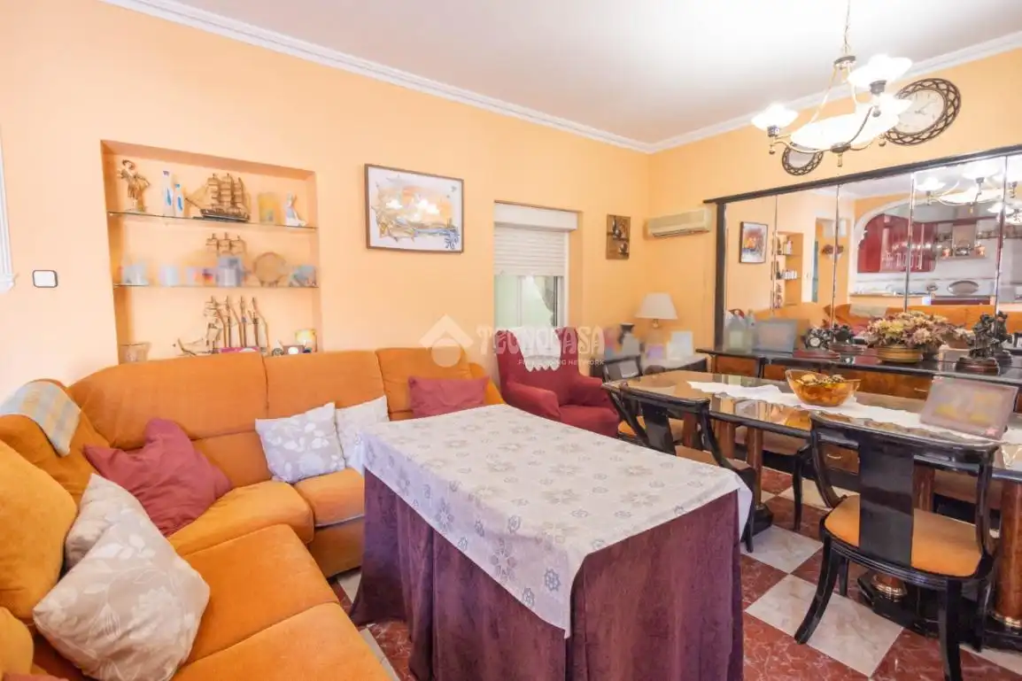 Sala d'estar de Casa adosada en venda en Bellavista - La Palmera