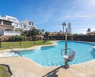 Piscina de Casa adosada en venda en Estepona amb Aire condicionat, Calefacció i Jardí privat