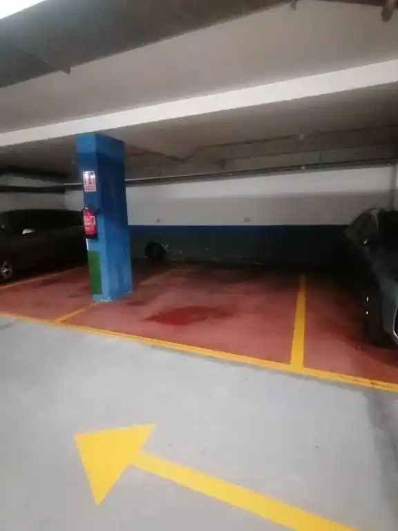 Aparcament de Pis en venda en Gijón  amb Calefacció, Parquet i Terrassa